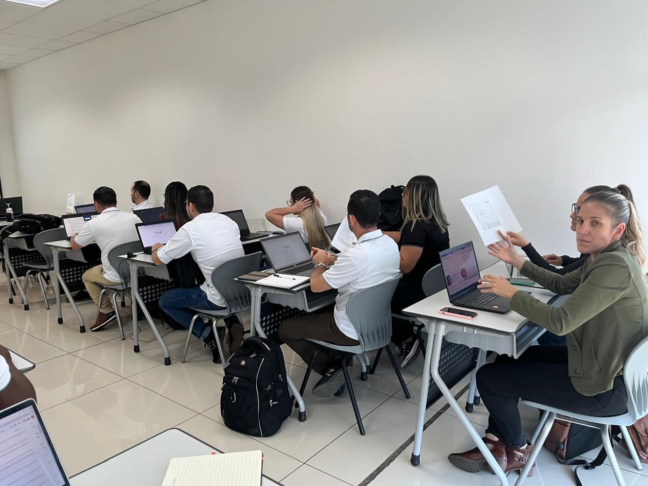 Una clase virtual de INTEC, con estudiantes conectados desde un aula