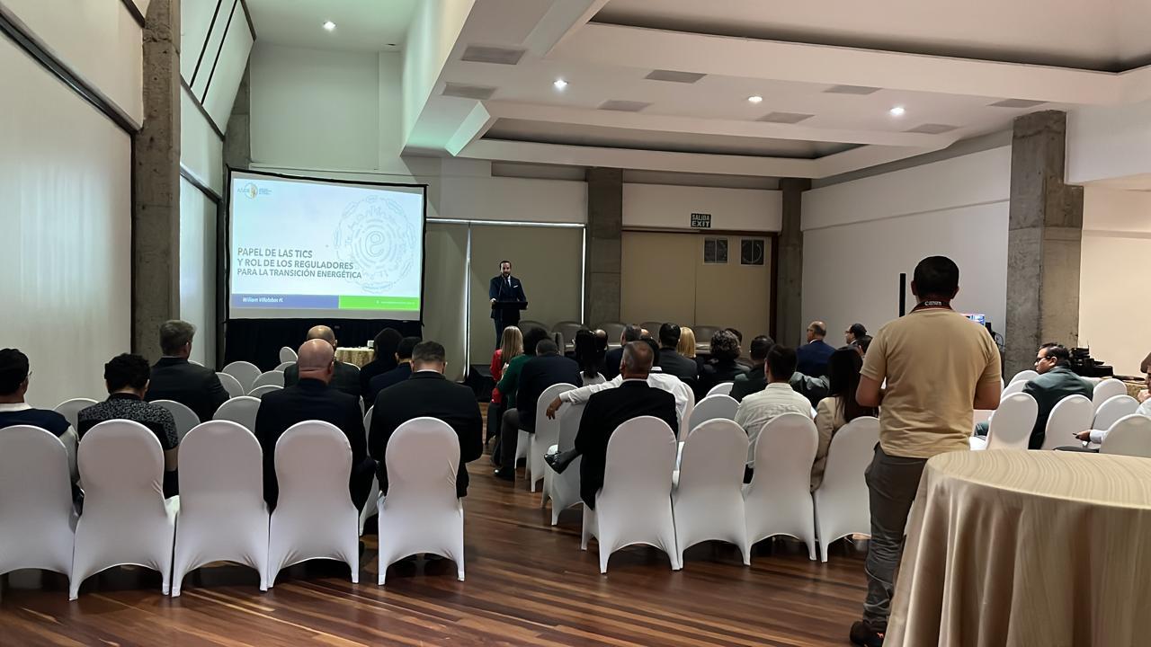 Público en un Foro Costa Rica Conectada