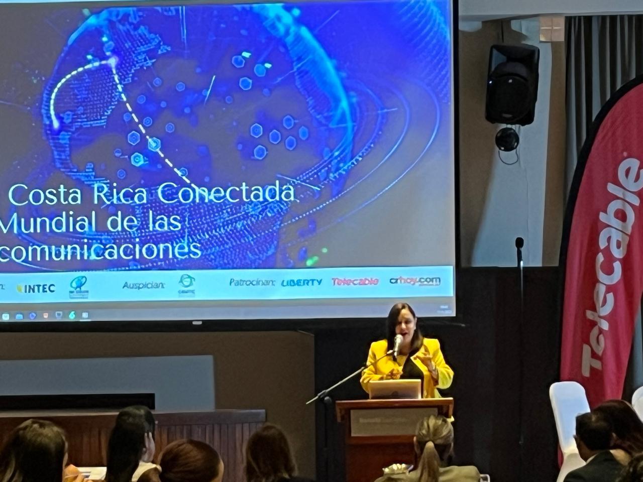 Panel de expositores en un Foro Costa Rica Conectada