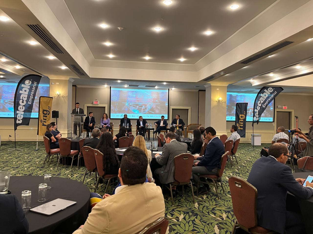 Salón lleno durante un Foro Costa Rica Conectada